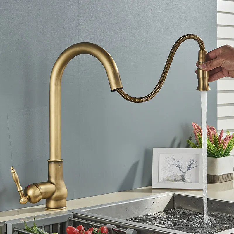 Vintage Brass Kitchen Sink Faucet Pull Out Nozzle Spray Single Handle Cold And Hot Water Mixing 360 ° Rotary Deck Mounted