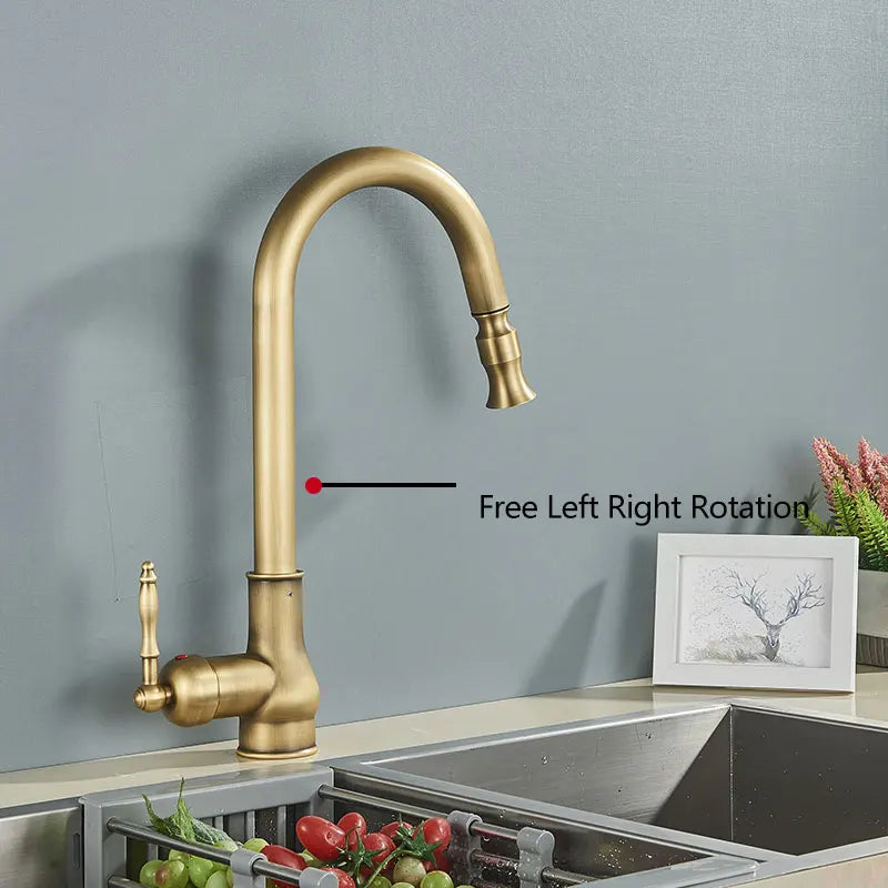Vintage Brass Kitchen Sink Faucet Pull Out Nozzle Spray Single Handle Cold And Hot Water Mixing 360 ° Rotary Deck Mounted