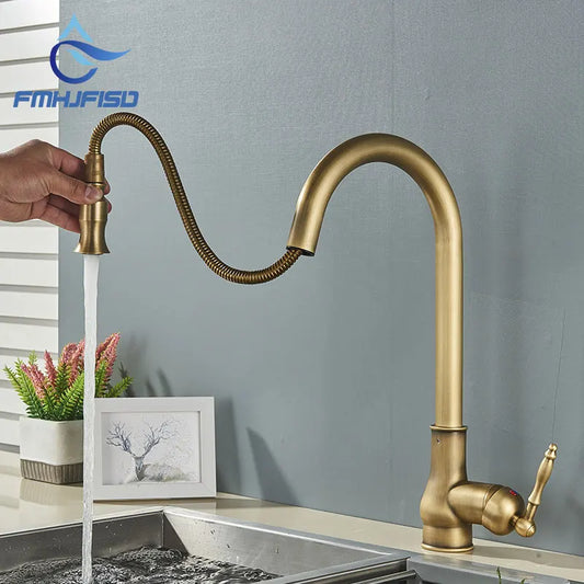 Vintage Brass Kitchen Sink Faucet Pull Out Nozzle Spray Single Handle Cold And Hot Water Mixing 360 ° Rotary Deck Mounted